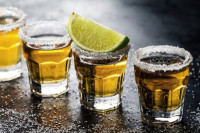 Mimořádná kontrolní akce „Alkohol, drogy a mládež 2025“ opět odhalila prodej alkoholu a tabákových výrobků mladistvým
